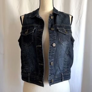 Posh show.  NWOT, denim vest, size medium​